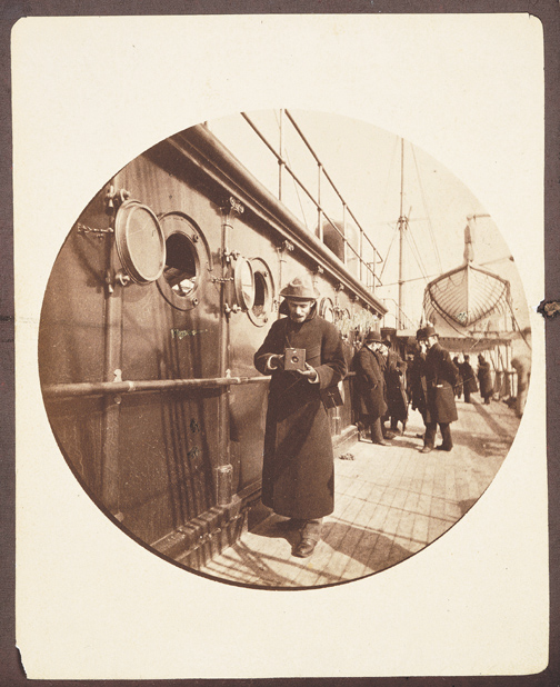 George Eastman se svým fotoaparátem v roce 1890 FOTO: Frederick Church / Creative Commons / volné dílo