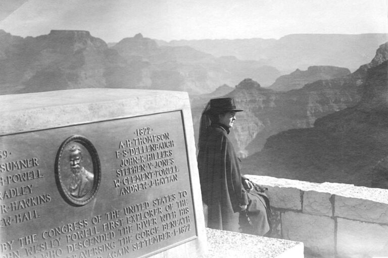 Objevitelskou výpravu Johna Powella u Grand Canyonu připomíná jeho památník. V roce 1918 u něj takhle stála Powellova neteř Maud. FOTO: Emory C. Kolb / Creative Commons / volné dílo