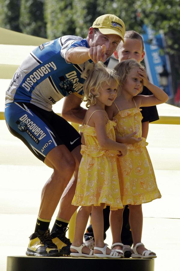 V roce 2003 se sice manželé rozvedli, ale vztah s dětmi si otec uchoval, o čemž svědčí i fakt, že s ním byly na pódiu při vyhlášení Tour de France za rok 2005, kde rovněž zvítězil. V tu dobu ale již Armstrong randí s americkou zpěvačkou Sheryl Crow (*1962).