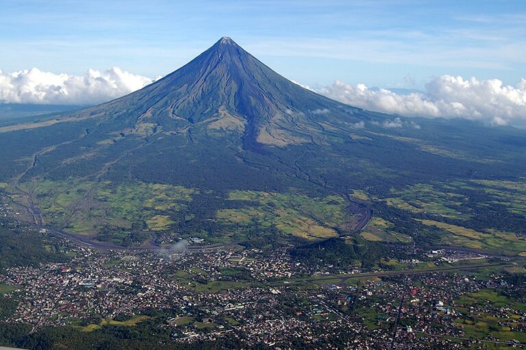 Sopka Mayon je ař kýčovitě dokonalá. (Amiel Lamit, CC BY-SA 4.0, commons.wikimedia)