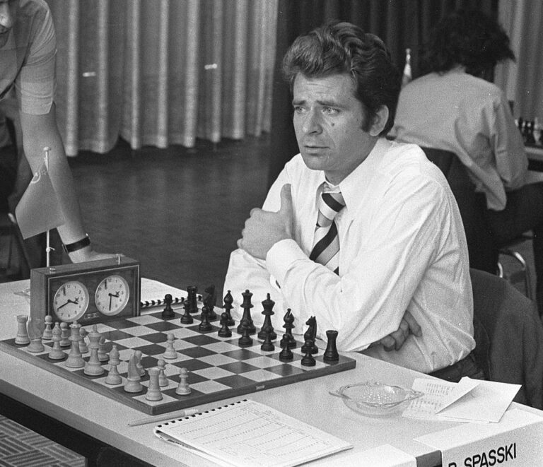 Jeho nejslavnějším soupeřem, se kterým svede nezapomenutelnou bitvu je ruský šachista Boris Spassky (W. Punt for Anefo , CC0, commons.wikimedia)