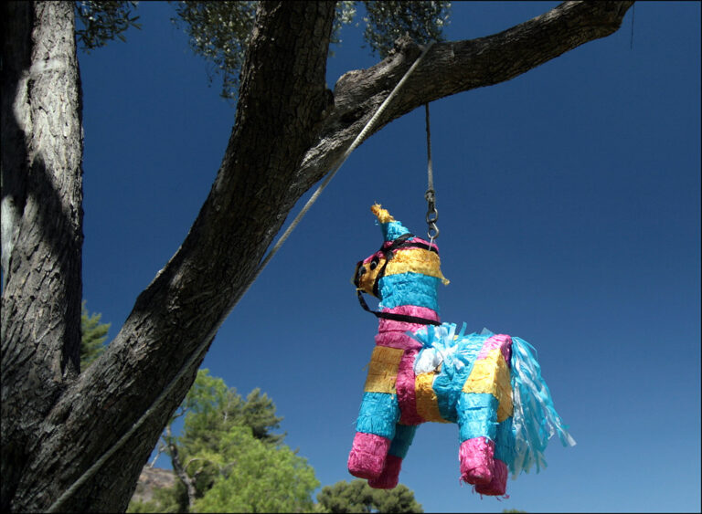 Co z té piñaty asi vypadne? Foto: peasap / Creative Commons / CC BY 2.0.