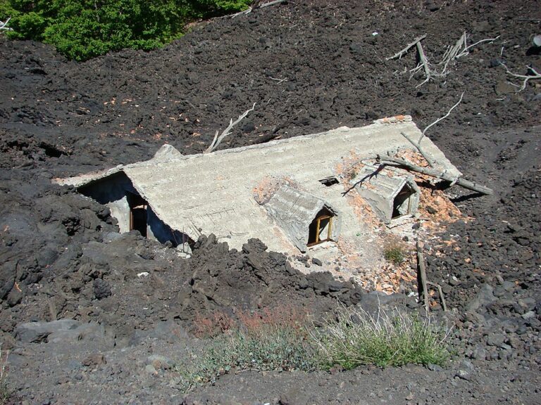 Dům na svahu Etny, zničený lávovým proudem (Hajotthu, CC BY 3.0, commons.wikimedia)