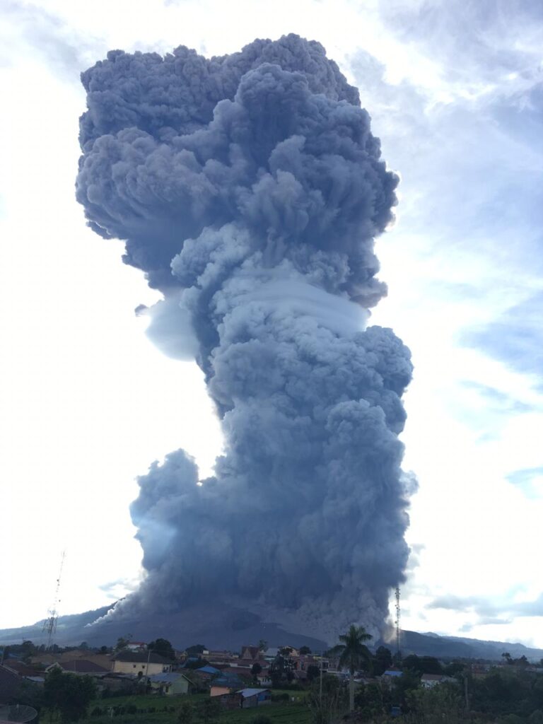 Sinabung pošle 9. června 2019 do vzduchu 7 000 metrů vysoký sloup popela. (Muh Ma'rufin Sudibyo, commons.wikimedia)