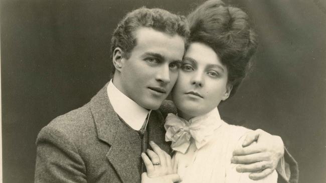 Lionel Logue se snoubenkou na fotografii z roku 1906. FOTO: autor neznámý / Creative Commons / volné dílo