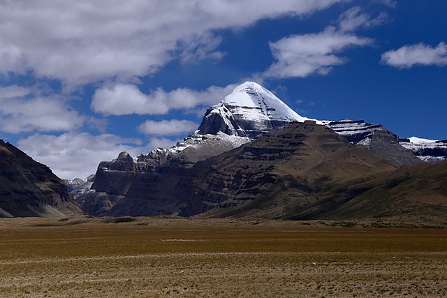 Kailás má zajímavý tvar téměř pravidelné pyramidy.(Foto: Jean-Marie Hullot / commons.wikimedia.org / CC BY-SA 4.0)