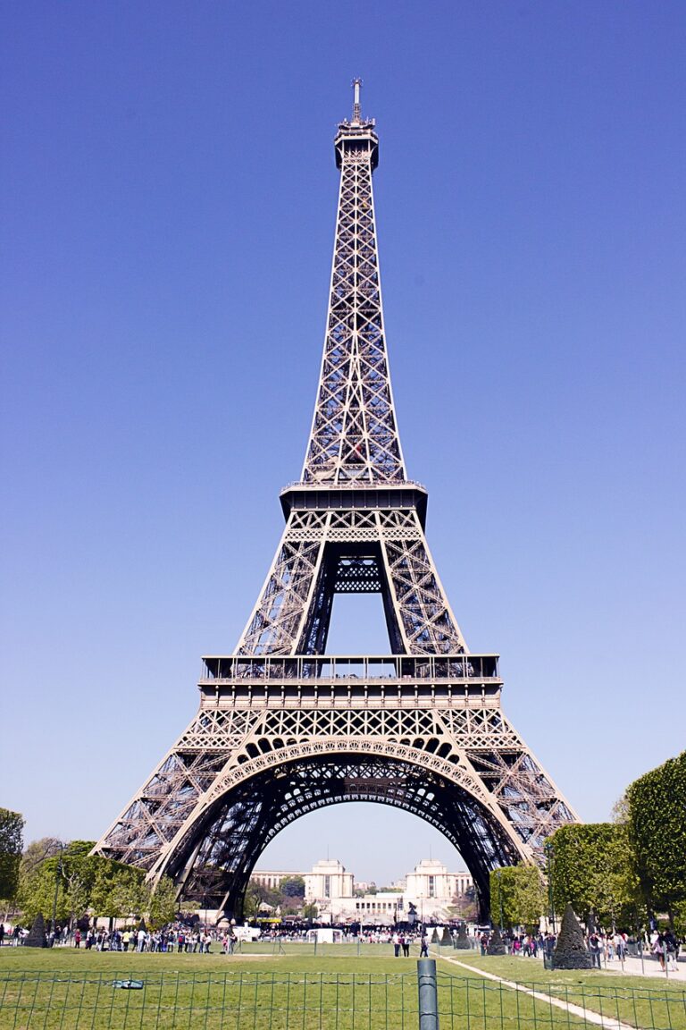 Eiffelovka je v létě větší než v zimě. Rozhodně to ale ale nepoznáte. Foto: piipaaa / Pixabay.