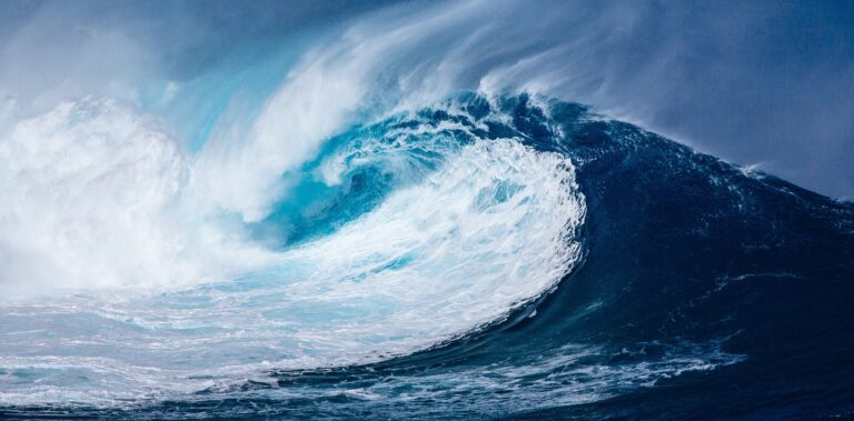 Velké vlny se tvoří u břehu i na širém moři. Foto: Schäferle / Pixabay.