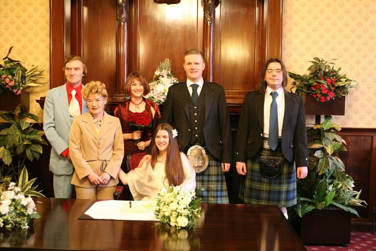 Na klasické skotské svatbě nesmí chybět kilt.