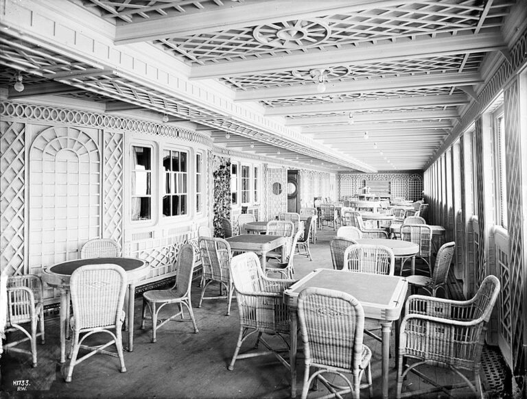 Luxusní pařížská kavárna na palubě Titaniku. Vyhrazeno pro smetánku. FOTO: Robert Welch/ Creative Commons/ Volné dílo