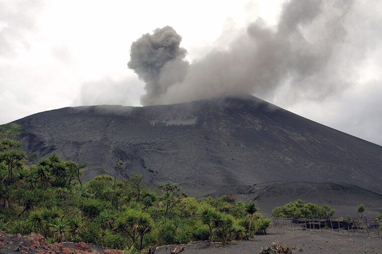 Erupce ostrovní sopky Yasur trvá už 245 let (Rolf Cosar, CC BY 2.5, commons.wikimedia)
