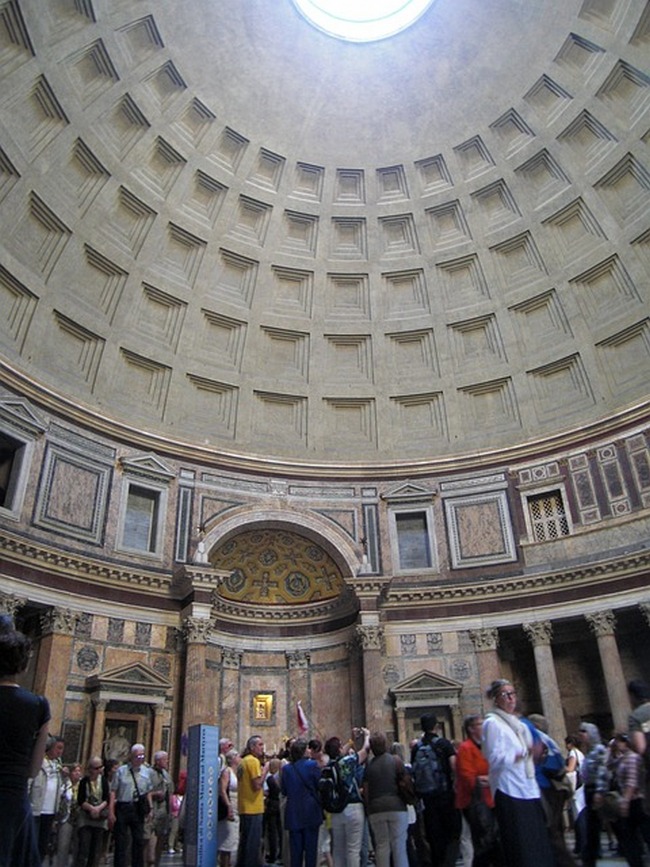 Kopule starověkého Pantheonu v Římě nemá výztuže a dodnes připomíná kvalitu římského betonu.(Foto: Jens Junge / Pixabay)