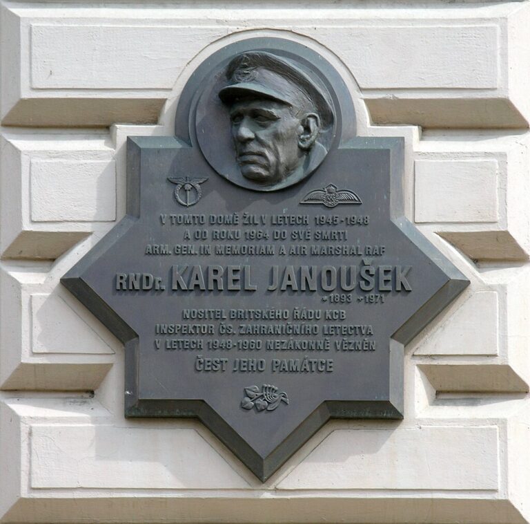 Pamětní deska Janouškovi na domě na pražské Malé Straně. FOTO: Matěj Baťha/Creative Commons/CC BY-SA 3.0