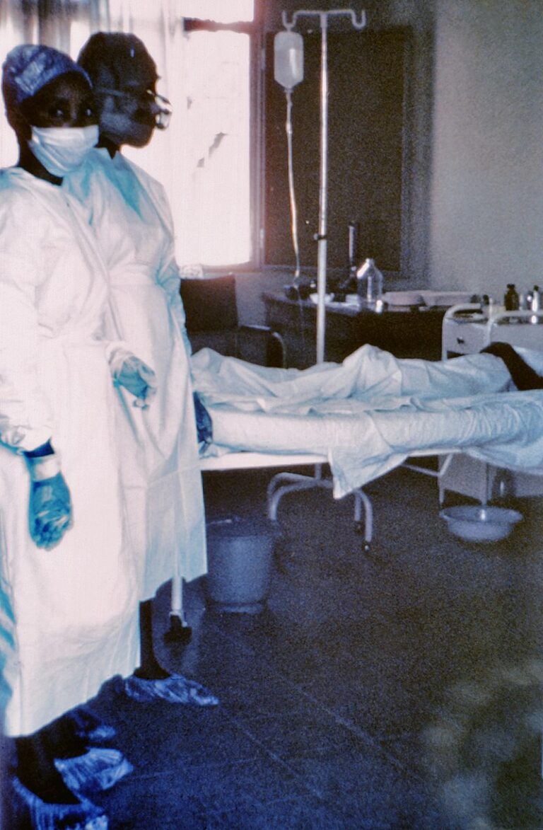 Zdravotní sestry s jedním z prvních nakažených pacientů roku 1976 v Kongu. FOTO: CDC/Dr. Lyle Conrad / Creative Commons / volné dílo