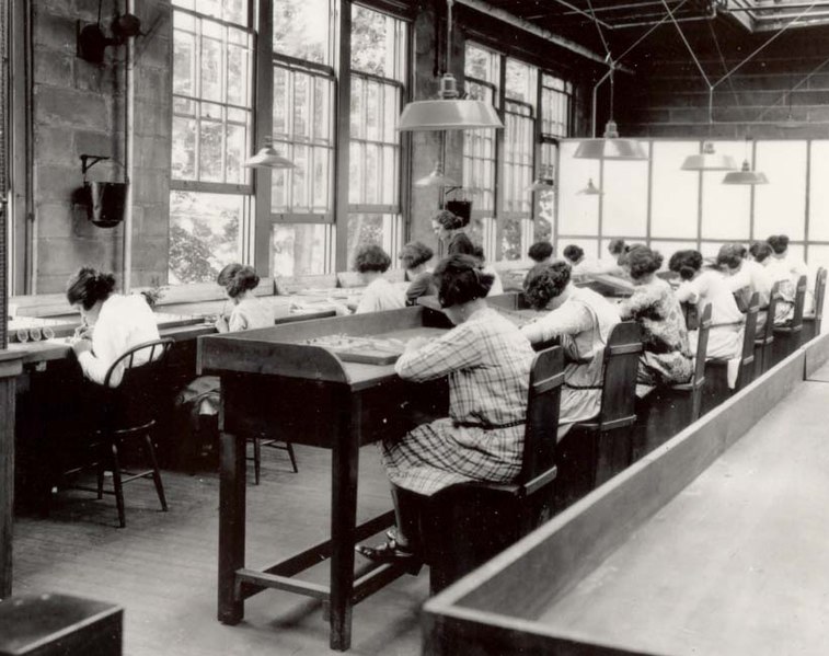 Americké dělnice pracující s radioaktivní barvou bez ochranných pomůcek v roce 1922. Jejich případ vešel ve známost jako „radiové dívky“. FOTO: neznámý autor / Creative Commons / volné dílo