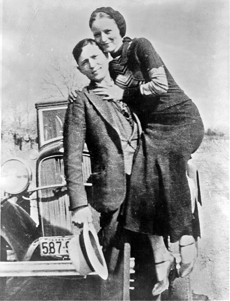 Lupiči a vrazi Bonnie Parkerová a Clyde Barrow, symbol romantické lásky. FOTO: Photo by one of the Barrow gang/Creative Commons/Volné dílo