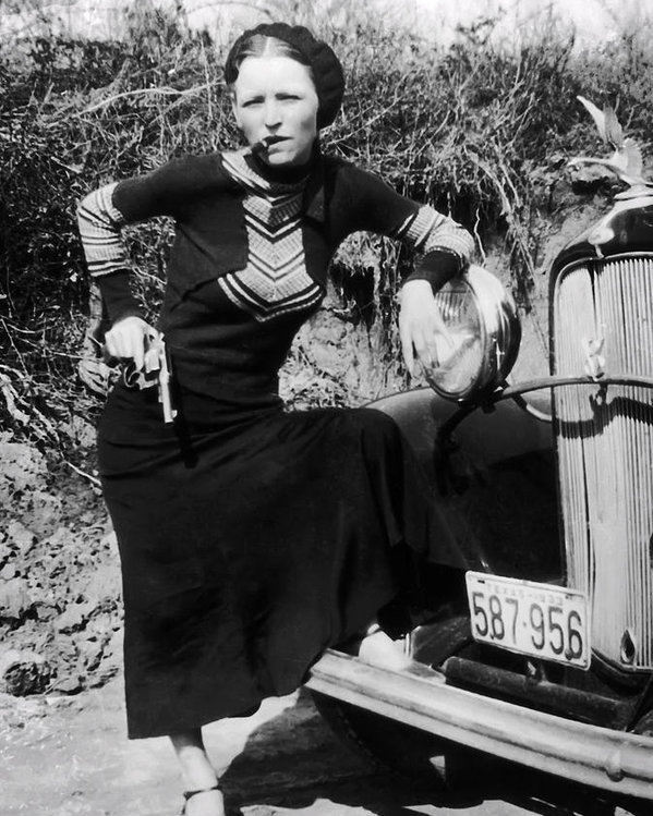 Bonnie lascivně pózuje s cigaretou v puse, přestože kuřačka nikdy nebyla. FOTO: FBI/Creative Commons/Public Domain