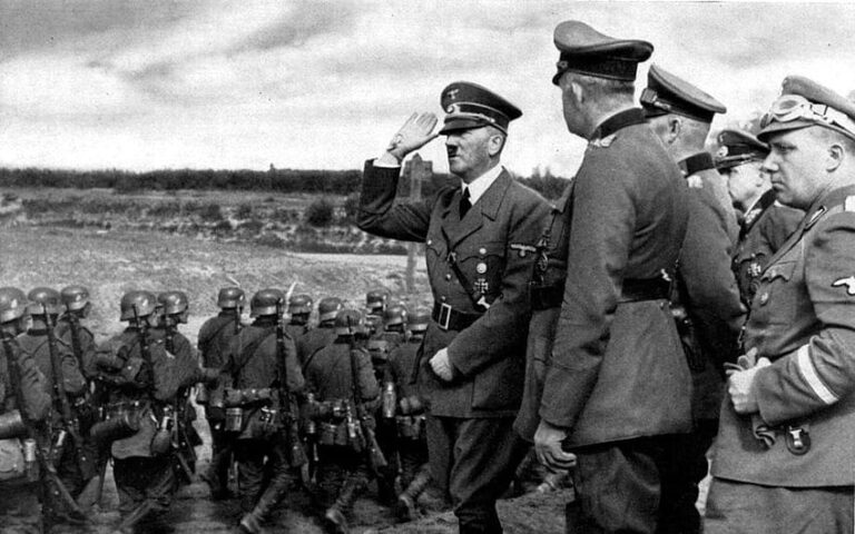 Hitler zdravící své vojáky. Foto: PX FUEL