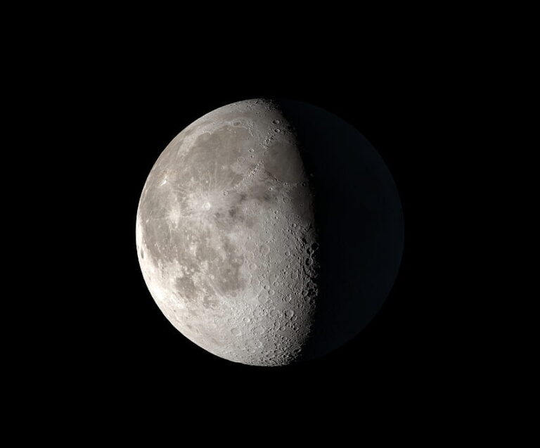 Náš Měsíc patří mezi největší planetární měsíce.