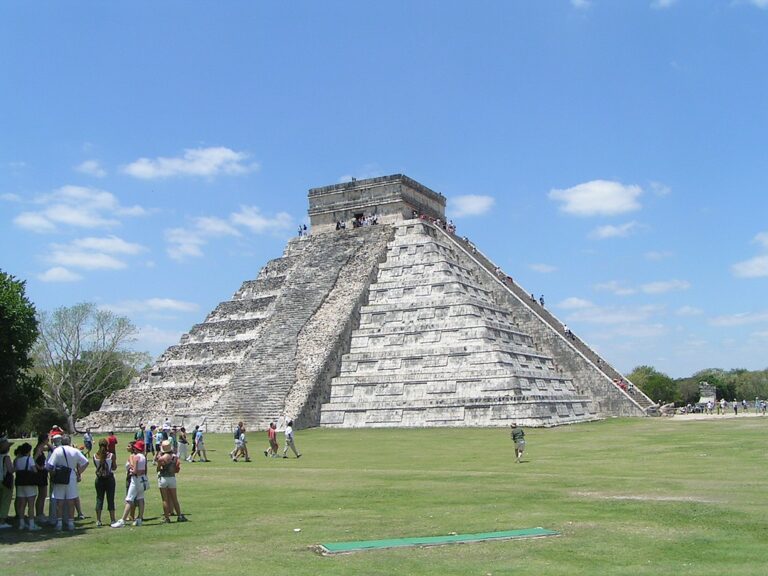 Stavitelé pyramid, například této v Chichén Itzá, odolali klimatickým změnám, aby jim konečnou ránu uštědřili dobyvační Evropané. FOTO: autor neznámý / Creative Commons / CC BY-SA 3.0