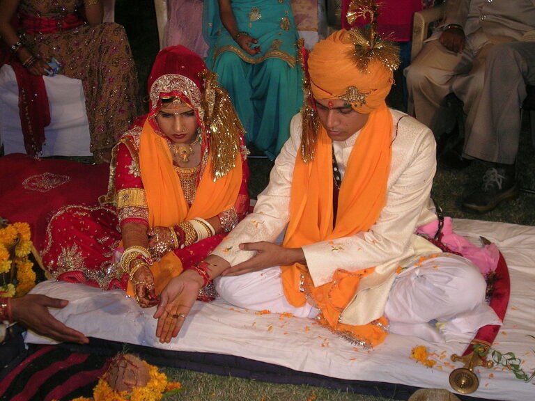 Svatební šaty indických nevěst mívají obvykle červenou barvu.