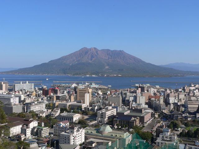 Sopka s poetickým jménem Sakura-džima (Takobou, CC BY-SA 3.0, commons.wikimedia)