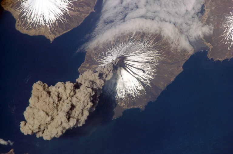 Jasné signály umí vysílat nejen náš premiér, ale jak ukazuje foto z roku 2005 také sopka Mount Cleveland. (ISS Crew Earth Observations experiment and the Image Science, volné dílo commons.wikimedia)