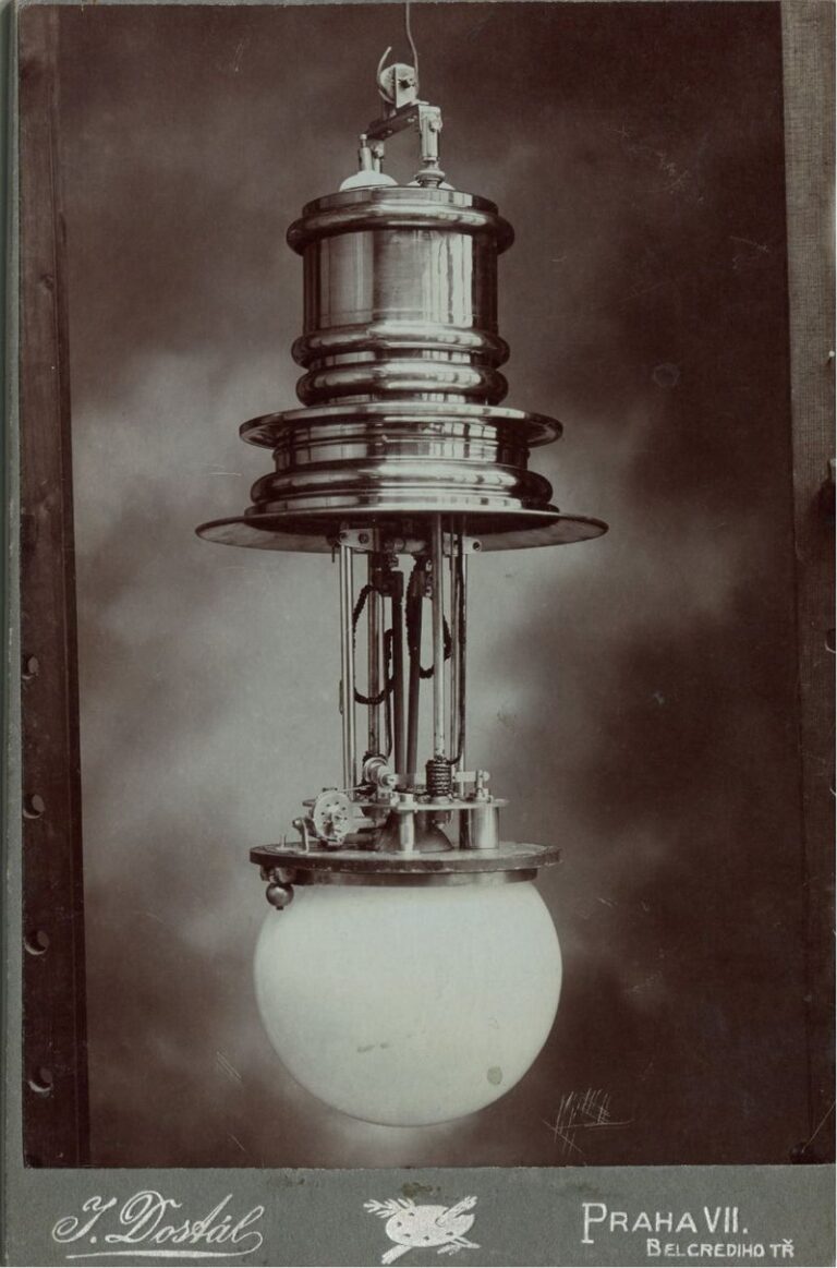 Oblouková lampa ve verzi jiného českého vynálezce, Ludvíka Očenáška. FOTO: CZ: Fotograf: J. Dostál (1875–1951) / Creative Commons / volné dílo