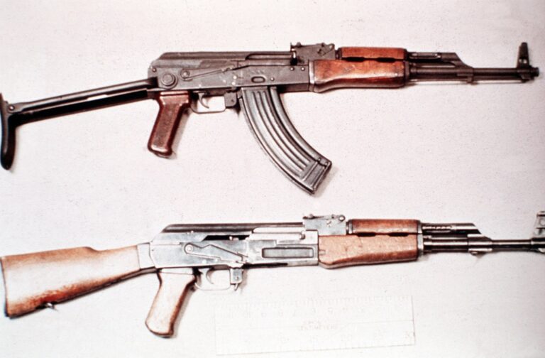 AKMS a AK-47 Foto: CC - volné dílo