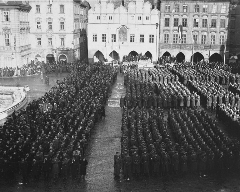 Přehlídka Lidových milicí a policie na pražském Staroměstském náměstí 26. února 1948. FOTO: Anefo/Creative Commons/ CC0