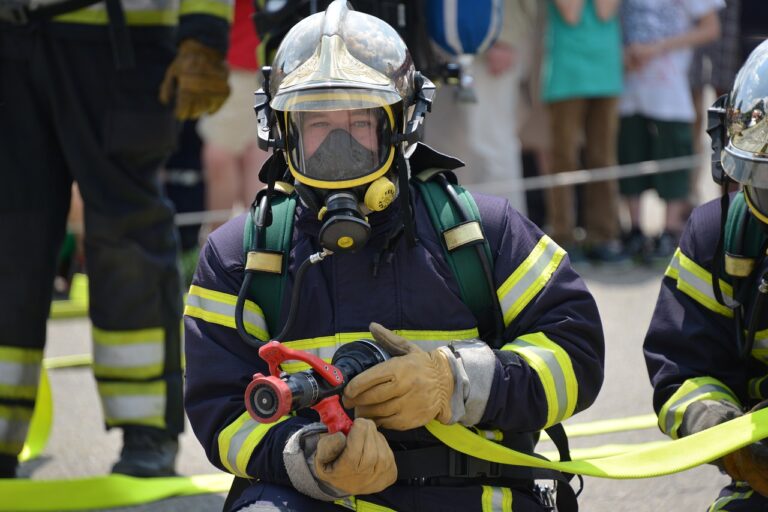 První ochranné masky slouží hasičům proti kouři. Dnes už mají systém filtrů proti mnoha různým látkách. Foto: blickpixel / Pixabay.