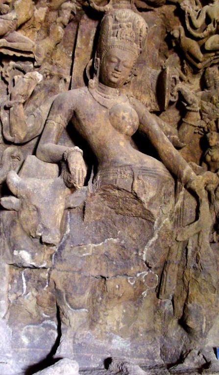 Hinduistický bůh Šiva je často zobrazován jako Ardhanarisvara, s dvojí mužskou a ženskou povahou. Pravá strana Ardhanarisvary je obvykle mužská a levá ženská. Tato socha pochází z jeskyní Elephanta poblíž Bombaje. FOTO: Uživatel: Pratheepps/Creative Commons/CC BY-SA 3.0