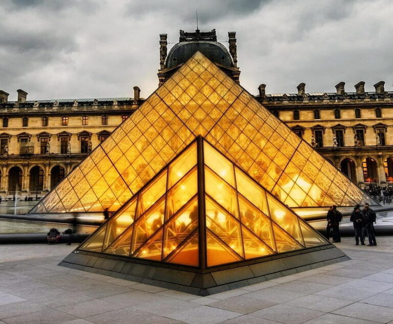 Jako hlavní vchod do muzea slouží slavná skleněná pyramida. Zahrála si i ve filmu Šifra mistra Leonarda. Foto: pxfuel