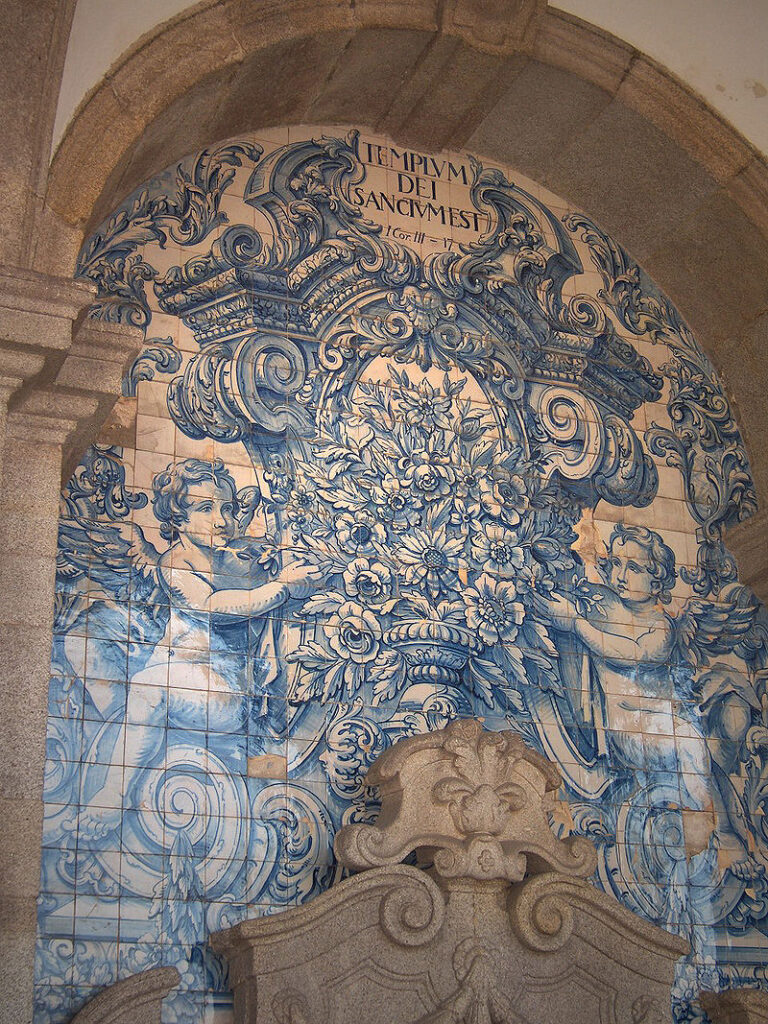 Nejvíce azulejos najdeme zejména v malebném Portu. (Georges Jansoone / wikimedia.commons.org / CC BY 2.5)