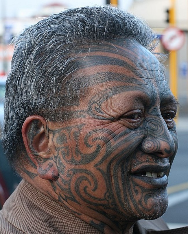 Ani dnes se Maorové nezříkají svého tetování.(Foto: Stuartyeates / commons.wikimedia.org / CC BY-SA 3.0)