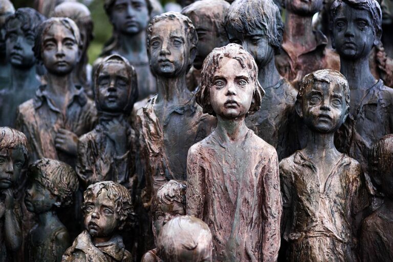 Katastrofu dnes připomíná dechberoucí pomník zavražděných dětí. (Ashley Pomeroy / wikimedia.commons.org / CC BY-SA 4.0)