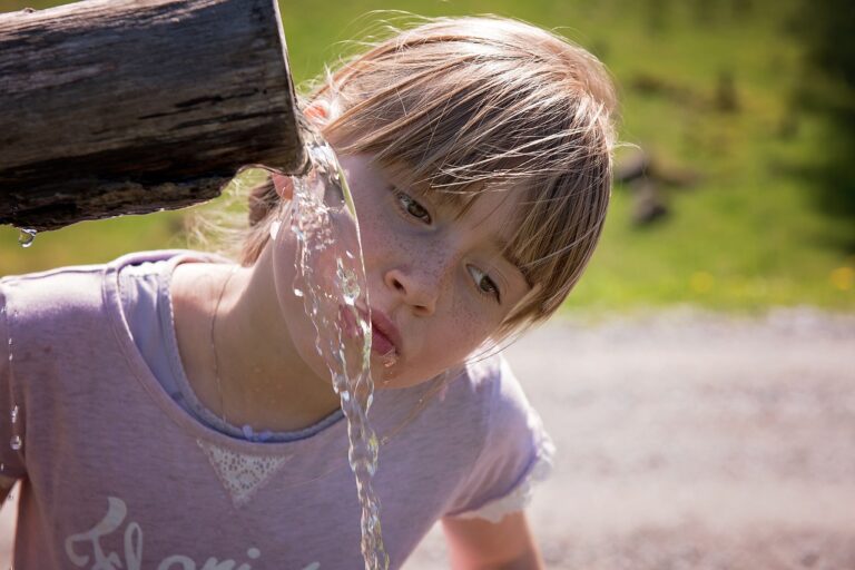 Když cítíme žízeň, už tělu schází asi 2 % potřebné vody! Foto: Pezibear / Pixabay.