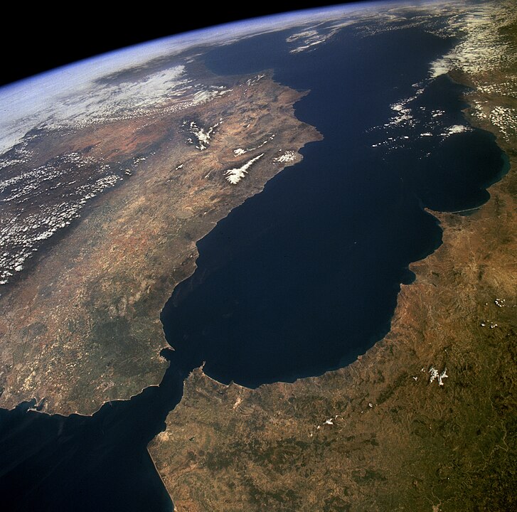 Gibraltarský průliv odděluje Středozemní moře od Atlantského oceánu.(Foto: NASA / commons.wikimedia.org / volné dílo)