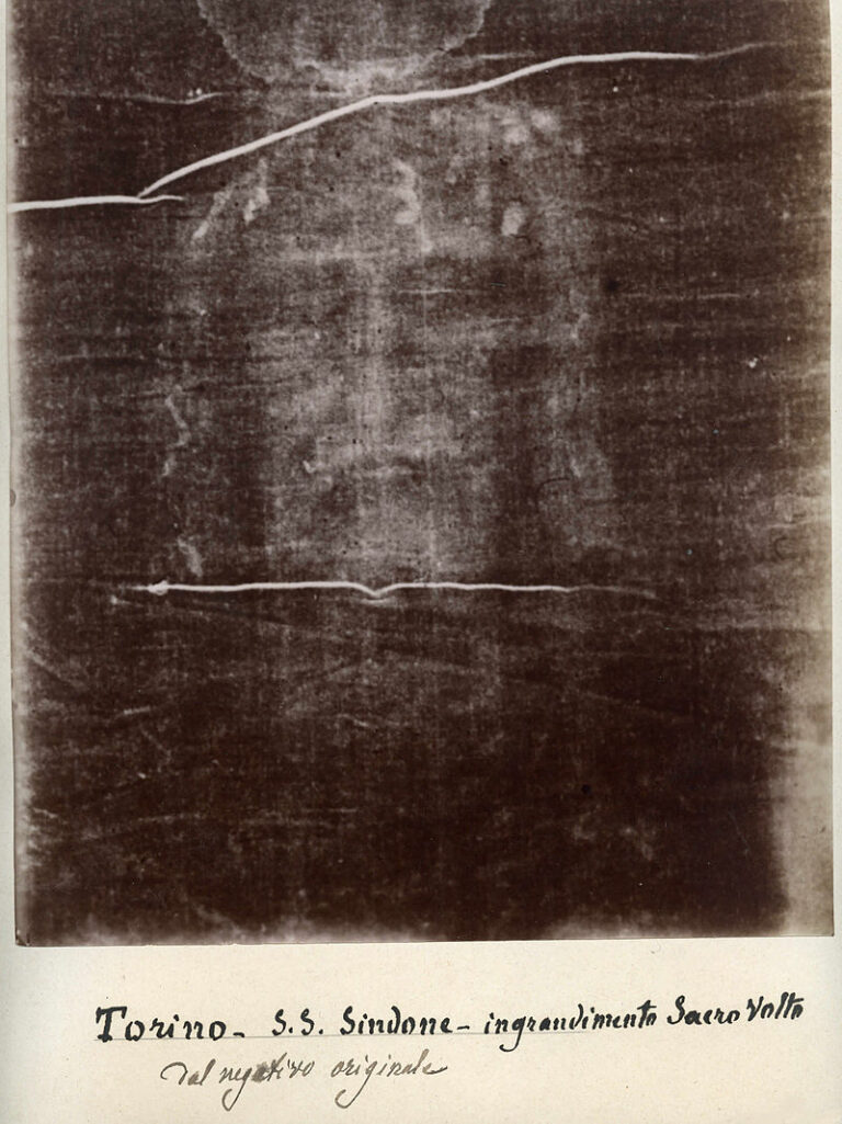 Negativ Turínského plátna, na němý je vidět mužský obličej. Plátno mělo obsahovat látky dokládající mučení. Foto: Secundo Pia - Musée de l’Elysée, Rudolfinum/Creative Commons/Public Domain
