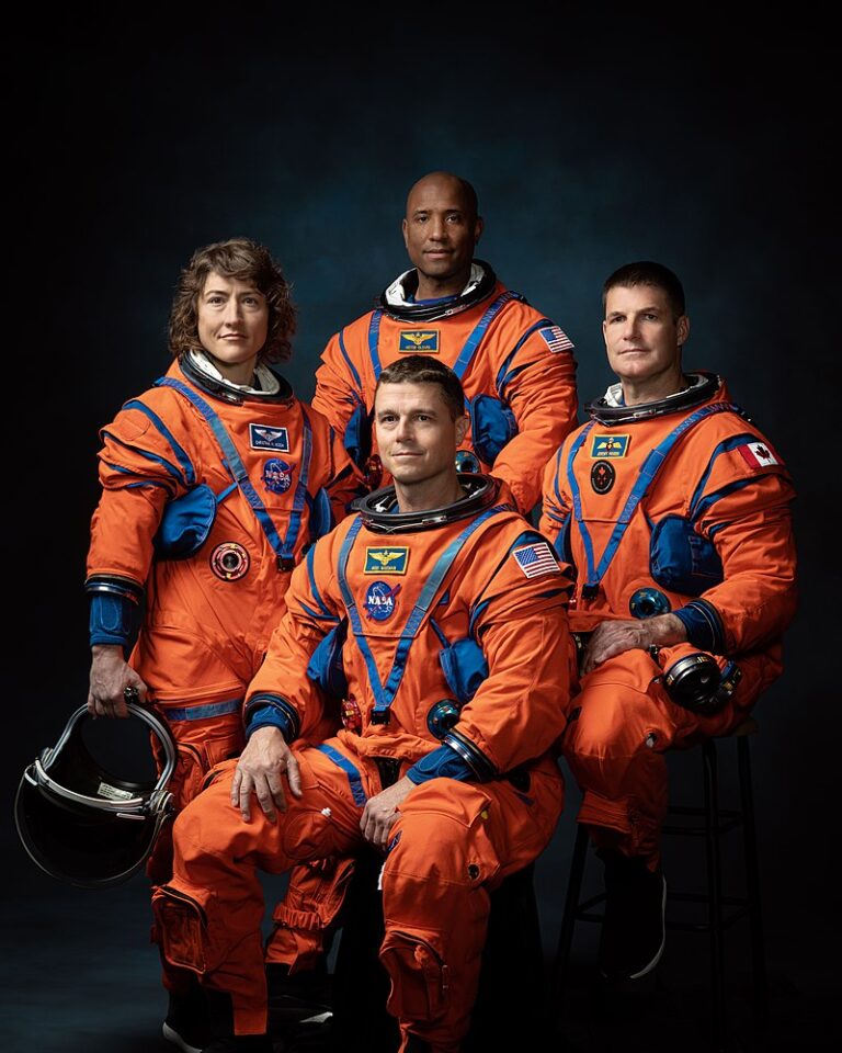 V rámci mise Artemis II. k Měsíci zamíří Kochová, Glover (stojící), Wiseman (sedící) a Hansen. FOTO: Josh Valcarcel / Creative Commons / volné dílo