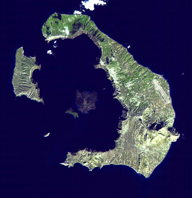 Že by byla správnou stopou někdejší katastrofa na řeckém ostrově Santorini? FOTO: NASA/Creative Commons/Volné dílo