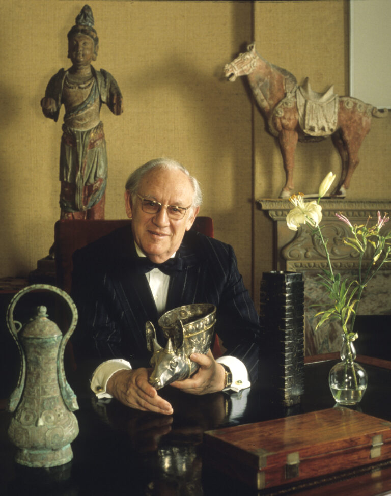 1) Arthur M. Sackler (1913-1987), americký psychiatr a obchodník, jeden ze zakladatelů kontroverzní farmaceutické dynastie Sacklerů FOTO: Smithsonian's Freer and Sackler Galleries / Creative Commons / CC BY-SA 2.0