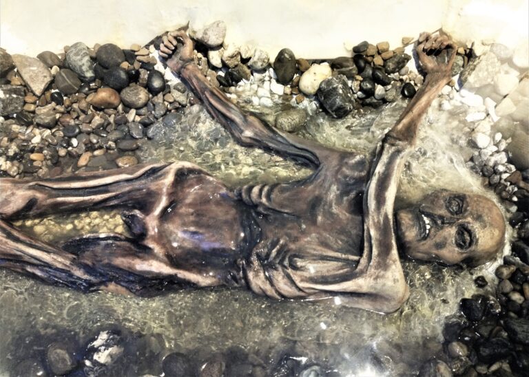 Replika Ötziho mumie. Ačkoli mumie měřila 154 cm, za života mohl Ötzi dosahovat výšky až 160 cm – což odpovídalo průměrnému dospělému muži. Jeho stáří bylo stanoveno na zhruba 45 let. Zatímco hmotnost ostatků činila 13 kg, ve skutečnosti by „ledovému muži“ ručička na váze ukázala 50 kg. FOTO: MOs810 / Creative Commons / CC BY-SA 4.0
