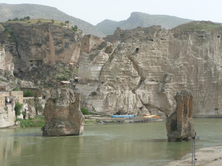 Pilíř mostu z roku 1116 přes Tigris v Hasankeyfu (Nevit Dilmen, CC BY-SA 3.0, commons.wikimedia)