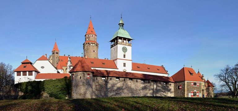 Mezi nejvýznamější dominanty malebného hradu patří bezpochyby věž. (Pudelek / wikimedia.commons.org / CC BY-SA 4.0)