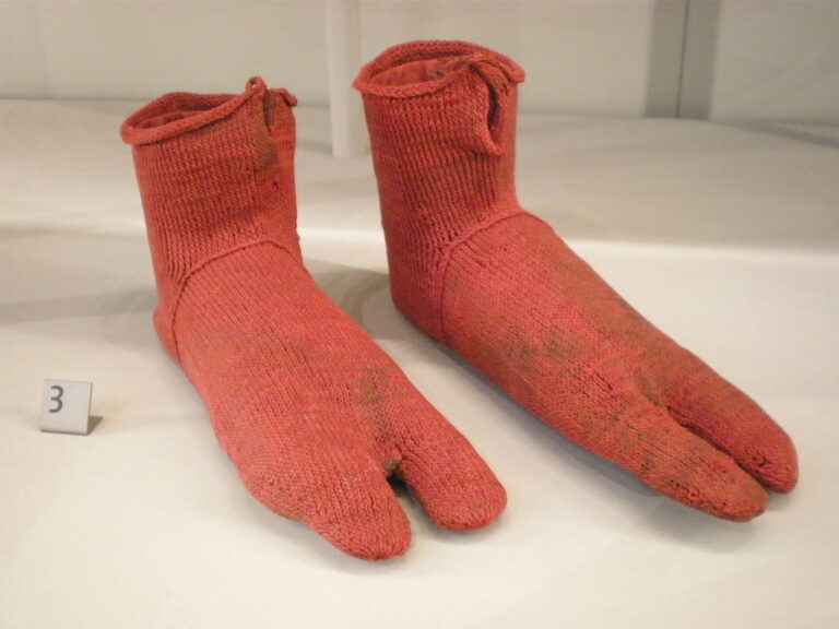 Nejstarší pletené položky v kolekci britského muzea Viktorie & Alberta. Byly vyrobeny v letech 300-499 našeho letopočtu a byly vykopány v Egyptě na konci 19. století. Mají rozdělenou špičku a jsou určeny k nošení se sandály. FOTO: David Jackson/Creative Commons/CC BY-SA 2.0 UK