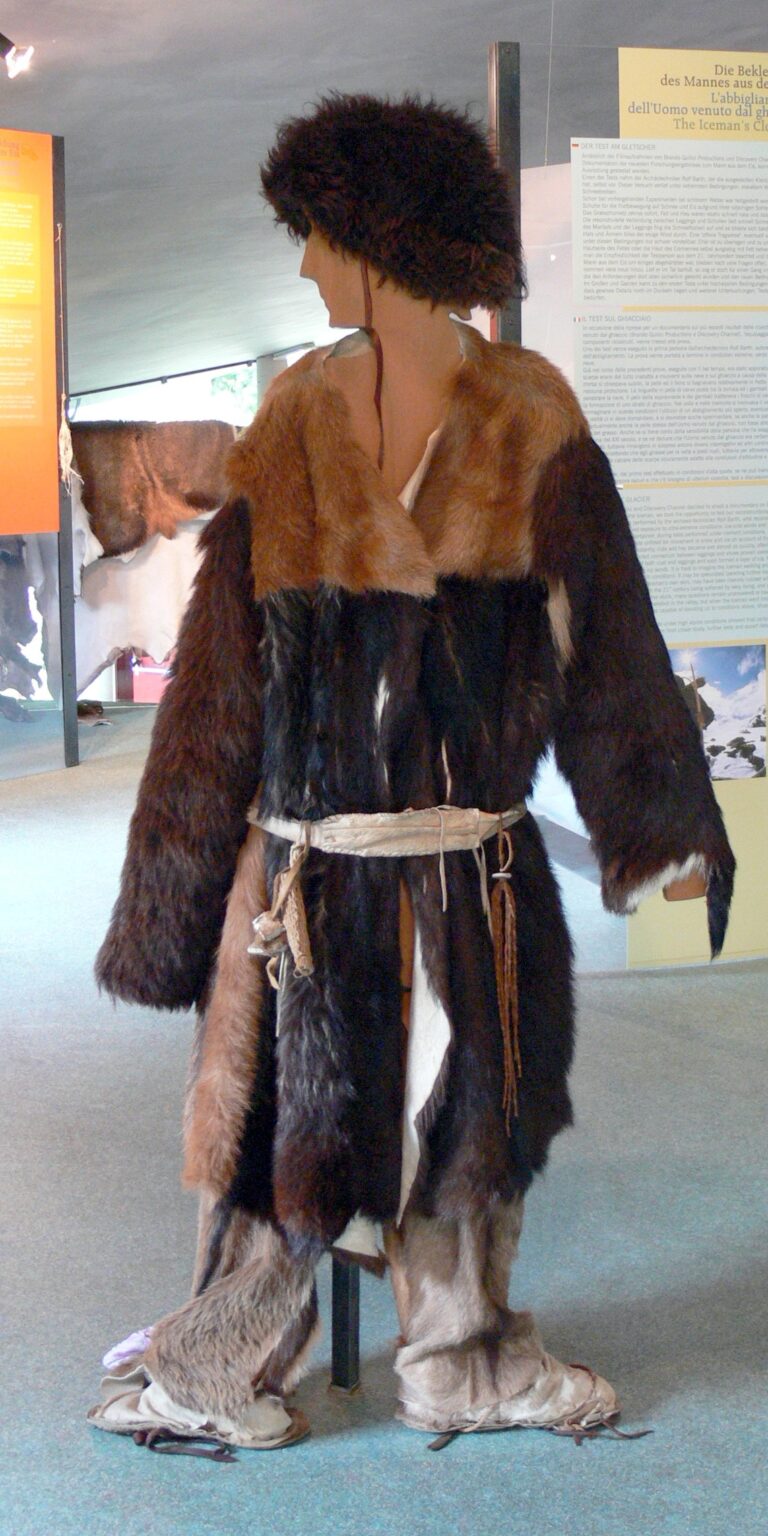 Rekonstrukce Ötziho oděvu. Podle expertů měl trošku zapadlejší oči a tmavou hřívu na ramena. Samotná kštice přitom obsahovala stopy mědi a arzénu, což naznačuje, že se pohyboval v místech, kde se tavila měď. FOTO: Wolfgang Sauber / Creative Commons / CC BY-SA 3.0