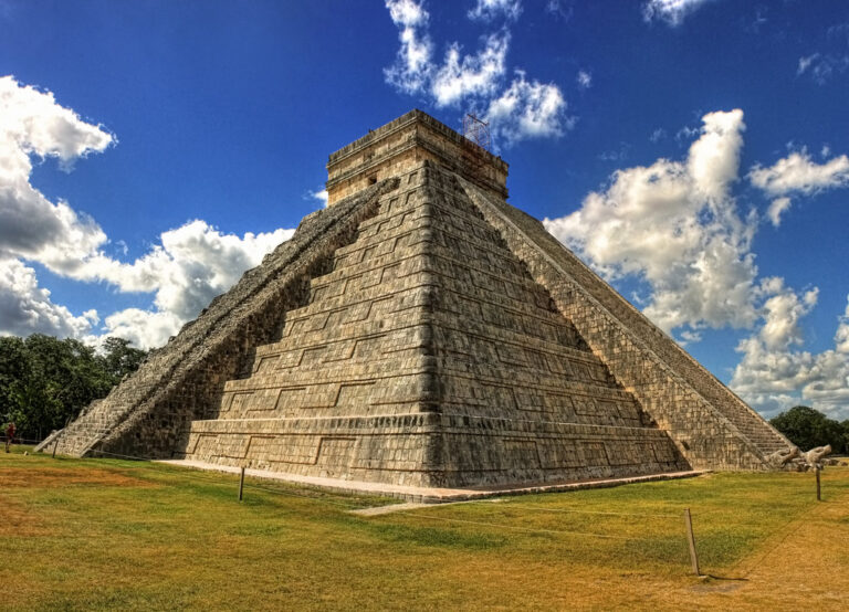 Mayská pyramida v Chichén Itzá je zároveň kalendářem. Ne náhodou má celkem 365 schodů.Foto: Daniel Mennerich / Ccreative Commons / CC BY-NC-ND 2.0.