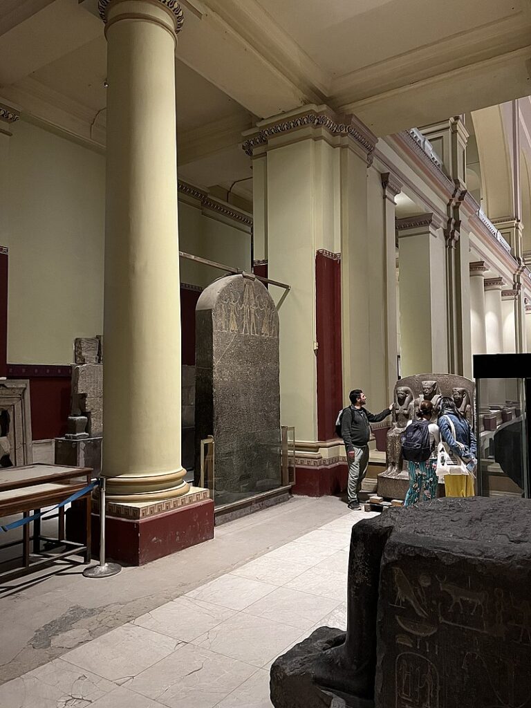 Pohled na stélu uloženou v Egyptském muzeu. FOTO: Onceinawhile/Creative Commons/ CC BY-SA 4.0