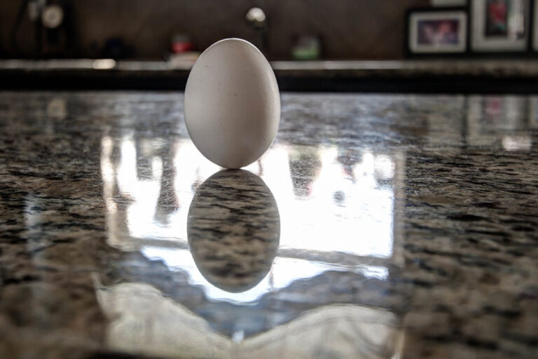 Říká se, že o podzimní rovnodennosti se dá vejce postavit na špičku. Někteří tento jev však přisuzují spíš rovnodennosti jarní. A jiní tvrdí, že je to v každém případě nesmysl! Foto: Moon Man Mike / Creative Commons / CC BY-NC-ND 2.0.